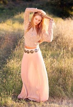 Free People peach and cream knitted sweater Pink Maxi Skirt, White Crochet Top, Fashion Blogger Outfit, Street Style 2017, Blogger Outfits, Fashion Diva, Maxi Skirt Dress, Long Skirts, Pink Skirt