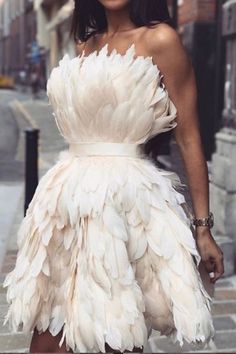 Feather Dress Short, White Feather Dress, Feather Outfit, Bridal Trends, Feather Fashion, Couture Mode, Feather Dress, Looks Chic, Mode Vintage