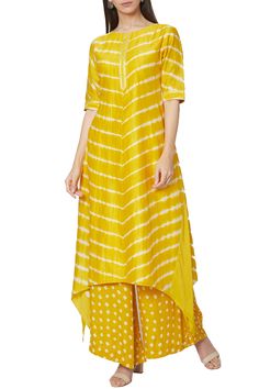 Yellow lehriya kurta with bandhej palazzo pants by Ruchira Nangalia available on Carmaonline shop Lehriya Kurti Designs, Bandhni Kurti Designs Latest, Lehariya Kurti Designs, Trendy Ethnic Outfits, Haldi Dresses, Simple Kurtis, Printed Kurti Designs, Kurta And Palazzo, Kurti With Palazzo