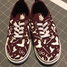 Harry Potter Vans Size 10 Never Worn Cute Vans Sneakers For School, Harry Potter Shoes, Vans White, Shoes Vans, Vans Shoes, Kids Shoes, Art Ideas, Harry Potter, Shoes Sneakers