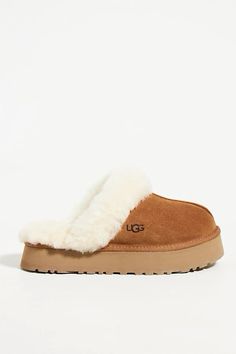 Uggs Platform Slippers, Platform Ugg Slippers, Cozy Closet, Cute Uggs, Winter Aesthetics, Dream Wishlist, Fluffy Shoes, Dr Shoes, Preppy Shoes