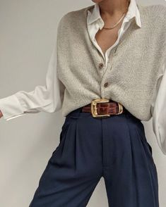 90s streetwear Knitwear for Women Spring and Autumn New Women's Knitted Vest Korean Style V-neck Sleeveless Loose Casual Stacked Sweater Vest for Women Masc Work Outfits, First Job Outfits, Lawyer Wardrobe, Thrifting Style, Vinter Mode Outfits, Work Fits, Academia Style, Look Retro, Work Chic