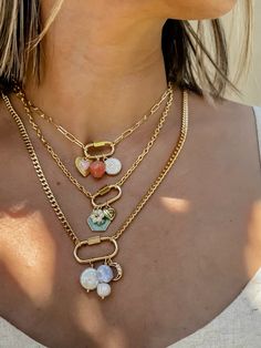 Funky Charm Necklace, Boho Jewellery Diy, Carabeaner Necklace, Carabiner Necklace With Charms, 2024 Jewelry Trends Women, Carabiner Charm Necklace, Mixed Metal Necklace Stack, Chunky Gold Jewelry Aesthetic, Necklace Stacking Gold