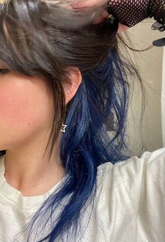 Hair Dye Reference, Wavy Hair Bangs, Layered Wavy Hair, Blue Hair Highlights, Androgynous Hair, Peekaboo Hair