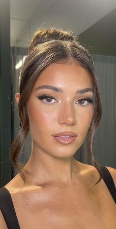 Cool Tone Prom Makeup, Prom Makeup No Eyeshadow, Bridal Nails Brown Skin, Natural Bronzy Makeup Look, Makeup Inspo Glowy, Prom Makeup Bronze, Glowy Prom Makeup For Brown Eyes, Grad Makeup For Brown Eyes Natural, Makeup Look Natural Glam