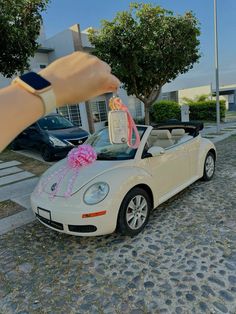 CAC ♥️ Volkswagen Beetle Keys, 2013 Volkswagen Beetle Convertible, Beetle Car Aesthetic, Beetles Car, Beetle Car Volkswagen, Vw Beetle Aesthetic, Volkswagen Beetle Decor, Pink Beetle Car, Volkswagen Beetle Aesthetic