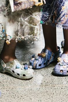 100 Perfect Celebrities In Crocs Ideas in 2023 Crocs With Fur, Ugly Fashion, Hippie Shoes, Crocs Fashion, Hood By Air, London Fashion Weeks, Phoebe Philo