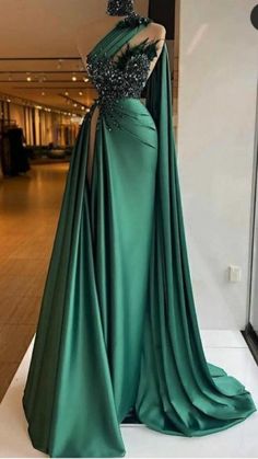 Emerald Green Evening Gown, Emerald Green Evening Dress, Emerald Green Prom Dress, Green Evening Gowns, Detail Couture, Mermaid Gown Prom, Prom Dress With Train, Satin Evening Gown, Green Evening Dress