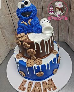 a cookie monster cake with cookies and icing