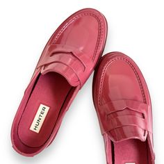 Available New Hunter Glossy Backless Waterproof Penny Loafer Mule Pink Rose Sz 5 Size 5 Us/ 36 Eu/ 3 Uk Brand New Without Box Perfect Condition Typically Ships Same/ Next Day New To Poshmark? Sign Up & Use My Code Gb4 To Get $10 Off Your First Poshmark Order. Pink Flats Outfit, Kitch Style, Hunter Rain Boots Short, Pink Loafers, Duck Shoes, Billy Ray, Black Rain Boots, Vacay Mode, Hunter Rain Boots