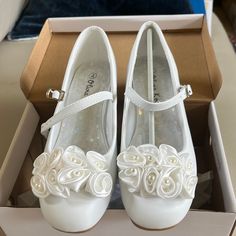 Brand New Never Used Size 4 Girl’s White Dress Shoes, For First Communion, Flower Girl, Or Other Special Occasions Has Decorative White Flowers With Little White Beads In The Middle. Rubber Non Slip Outsole Communion Shoes, First Communion Shoes, Shoes Size 4, White Dress Shoes, Cape Dress, White Beads, First Communion, White Flowers, Kids Shoes