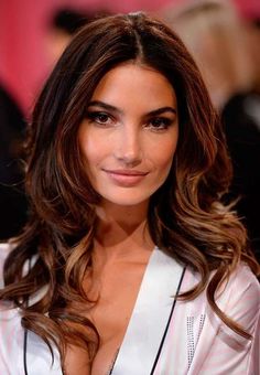 30 Best Hair Color Ideas for Olive Skin (2022 Trends) Ombre Hair Brunette, Victoria Secret Hair, Bombshell Hair, Olive Skin Tone, Corte Bob, Lily Aldridge