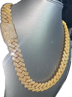 Gold Moissanite Bling Necklace, Luxury Chain Link Jewelry With Bling, Iced Out Diamond Chain Necklace As Gift, Gold Moissanite Iced Out Necklaces, Luxury Bling Chain Necklace, Luxury Iced Out Chain Necklace, Luxury Iced Out Chain Necklace For Gift, Luxury Iced Out Chain Link Jewelry, Luxury Iced Out Round Chain Necklace