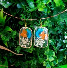 Handmade resin and natural dried flower earrings. Colors: white, blue, orange Dried Flower Earrings, Rectangular Earrings, Dangling Earrings, Dried Flower, Flower Earrings, Blue Orange, Dried Flowers, Jewelry Earrings Dangle, White Blue