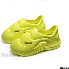 Russoo - Stylish Mens Slip-on Clogs: Closed Toe Sandals for Fashionable Comfort and Versatile Outdoor Wear Casual Slip-on Green Sandals, Casual Slip-on Summer Clogs, Casual Green Slip-on Sandals, Casual Jelly Sandals With Rubber Sole, Casual Jelly Sandals With Rubber Sole And Round Toe, Trendy Non-slip Closed Toe Clogs, Casual Eva Sandals With Rubber Sole, Spring Non-slip Flat Heel Clogs, Casual Flat Jelly Sandals Made Of Eva