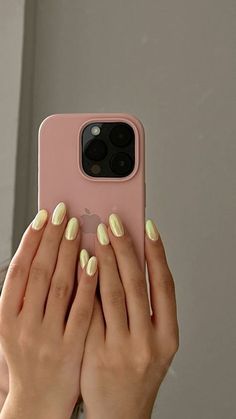 nail art Light Nails Ideas Short, Glazed Yellow Nails, Summer 2024 Gel Nails, Summer Nails Colors 2024, Nail Color Trends 2024 Summer, Trending Gel Nails 2024, Trendy 2024 Nails, Trendy Nails 2024 Summer, Nail Art 2024 Trends Summer