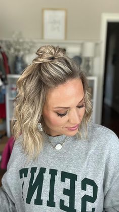 My go-to style for second-day hair! HALF-UP! • Tiny clip: @tele_ties • Earrings + necklace: @brittany_dozier_jewelry (Mandy10) • Curling… | Instagram Every Day Updos For Medium Length Hair, Hair Half Up Half Down Medium Length, Half Up Half Down Hairstyles Medium Length, Half Up Hair Fine Hair, Easy Second Day Hairstyles Medium, Day 2 Hairstyles Medium Hair, Half Up Hair For Fine Hair, Easy Half Up Hair Tutorial, Half Up Hairstyles Fine Hair