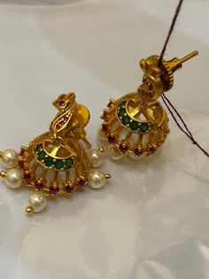 Gold replica, made with stones, pearls and peacock-shaped Jhumkha! Ask for more pictures Wedding Jhumkas With Peacock Design For Navratri, Temple Jewelry Jhumkas With Peacock Design For Navratri, Navratri Temple Jewelry Jhumkas With Peacock Design, Temple Jewelry Style Jhumkas With Peacock Design, Temple Jewelry Style Peacock Design Jhumkas, Temple Jewelry Peacock Design Jhumkas, Elegant Festive Jhumkas With Peacock Design, Temple Jewelry Peacock Jhumkas, Temple Jewelry Jhumkas With Peacock Design For Celebrations