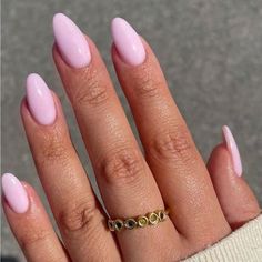 Light pink nails may not be the first thing that comes to mind for fall, but they offer a fresh and clean look amidst the season’s typical darker hues. These nails are perfect for those who prefer a more minimal and soft aesthetic. Light pink nails work well with simple nail art, like small dots or lines, and they’re great for everyday wear. When combined with neutral outfits, this shade can make your entire look feel polished yet effortless. It’s a versatile option for anyone looking to try som Nails Almond Pink, Almond Nails Pink, Summer Nails Almond, Pink Gloss, Pink Nail Colors, Pink Chrome Nails, Baby Pink Nails, Rose Makeup, Light Pink Nails