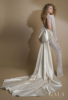 the back of a woman's wedding dress in white