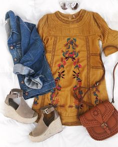 Dress And Jacket Outfit, Simple Closet, Mode Tips, Chic Summer Outfits, Denim Jacket With Dress, Dress And Jacket, Clothes And Shoes