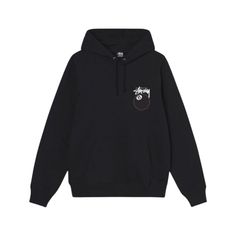 "Stüssy 8 Ball Hoodie "Black" er en markant og stilfuld hættetrøje, der fanger essensen af streetwear med et kantet twist. Denne hættetrøje er fremhævet af det ikoniske 8-ball-design fra Stüssy, som er tydeligt og iøjnefaldende placeret på trøjens ryg, mens et mindre Stüssy-logo pryder brystet. Dette design tilføjer en fed og dynamisk følelse til trøjen. Stussy Hoodie 8ball, Basic Hoodie, Ball Design, Black Hoodie, Jordan