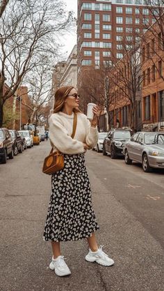 Si los tacones no son lo tuyo y tienes un evento formal en puerta, estos outfits te pueden ayudar a buscar la inspiración que necesitas. Tennis Shoes Outfit, Rock Outfit, Skirt And Sneakers, Iconic Women, Autumn Outfit