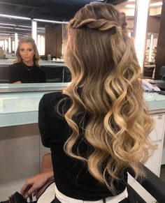 Classy Hairstyles, Simple Prom Hair, Ball Hairstyles, Quince Hairstyles, Long Hair Wedding Styles, Hair Stylist Life, Easy Hairstyles For Long Hair, Down Hairstyles