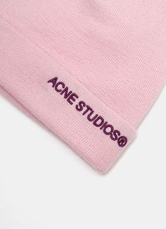 Gorro unisex de Acne Studios en punto fino con logo bordado en la parte frontal y borde doblado. Talla única. Cotton Beanie With Logo Patch, Casual Cotton Beanie With Embroidered Logo, Winter Cotton Beanie With Logo Patch, Trendy Beanie With Embroidered Logo, Casual Beanie With Embroidered Logo, Winter Cotton Hats With Logo Patch, Winter Cotton Beanie With Embroidered Logo, Trendy Winter Hat With Embroidered Logo, Classic Spring Beanie Hat