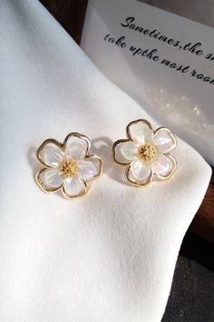 ZAPAKA Women White Flowers Earrings Flower Girl Earrings, Accesorios Aesthetic, White Flower Earrings, Accessories For Wedding, Celebrating Friendship, Accessories Simple, Hollow Earrings, Flowers Earrings, Preppy Jewelry