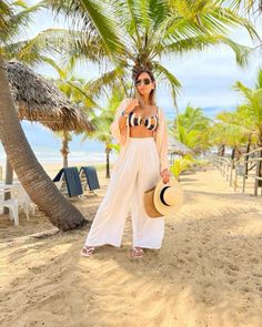 Verão está chegano e dá sim, pra estar confortável e elegante na praia. Clique na imagem ou clique em visitar Beach Nails, Women's Cover Up, Cancun, Beach Party, Beach Pictures, Beach Bag, Beach House, Vision Board, On Instagram