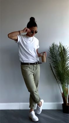 Tomboy Styles For Women, Tomboy Smart Casual, Smart Casual Tomboy Outfit, Tomboy Brunch Outfit, Tomboy Summer Fashion, Tomboy Summer Outfits Street Style, Hipster Outfits Aesthetic, Smart Casual Masc Women, Tomboy Chic Outfits Street Style