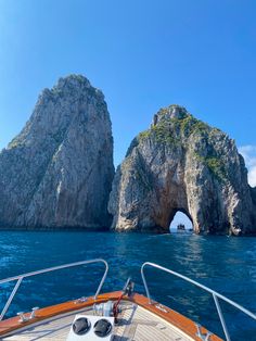 the bow of a boat with an arch in the water