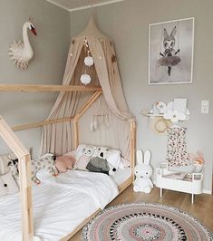 a child's bedroom decorated in neutral colors