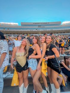 Colorado Game Day Outfit, Boulder Colorado College, Boulder Colorado Outfits, College Darty Outfits, College Gameday Aesthetic, Uc Boulder Aesthetic, Darty Szn Outfits College