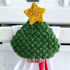 tree kitchen towel and topper hanging on an oven Quick Christmas Gifts, Crochet Christmas Trees Pattern, Christmas Tree Hat, Crocheted Christmas, Crochet Tree