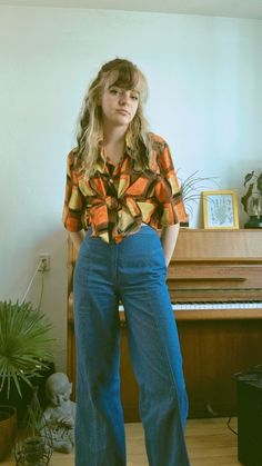 70s Aethstetic Fashion, Modern 70s Fashion Inspiration, 2010s Womens Fashion, Female 70s Fashion, 80s Flare Jeans Outfit, 70s Denim Skirt Outfit, Groovy 70s Outfit Women, 70s Womens Fashion Summer, 70s Outfits Jeans