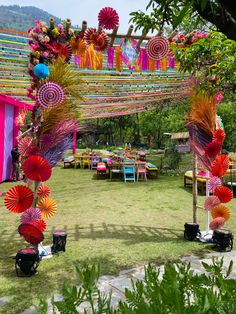 Mehendi Décor Inspiration Wedding Table Decorations Indian, Backyard Mehendi Decor, Lohri Decoration Ideas, Wedding Pinwheels, Kindergarten Landscape, Mehendi Decoration Ideas, Lohri Decor, Mehandi Decor