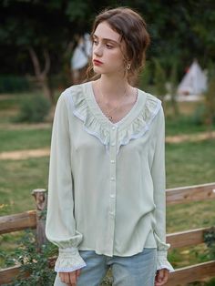 Get this vintage blouse in Simple Retro. 2021 Spring/Summer simple retro style. White Nights, Soft Dramatic, Simple Retro, Retro Tops, Trendy Fashion Tops, Wardrobe Inspiration, Soft Classic, Clothing Retail, Vintage Blouse