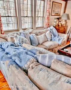 Blue and White Cozy Colonial House Design Living Room Sectional Colonial House Design, New England Colonial House, House Design Living Room, Cozy Corner Ideas, Colonial Interior Design, New England Colonial, Relaxing Morning, New England Farmhouse, Antique Coffee Tables