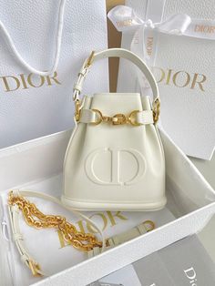 Dior White Bag, Expensive Bag, Trendy Purses, My Style Bags, Luxury Purses, Fancy Bags, Pretty Bags