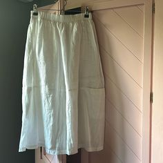 Size Xs. Fully Lined. 100% Linen White Linen Knee-length Bottoms, White Knee-length Linen Bottoms, White Full Skirt Bottoms With Pockets, Long Skirt With Pockets For Daywear, White Relaxed Linen Skirt, White Skirt With Side Pockets For Spring, White Full Skirt With Pockets, Daywear Skirted Bottoms With Pockets, White Linen Lined Skirt