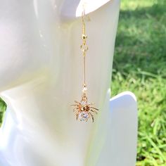 👂PRODUCT DETAILS Spider Earrings by ELEVEN11DREAM - Material:  14k gold plated - Size: Length 2.36in. /Drop Length 1.77 in. /width0.59in.     Length 6cm /Drop Length 4.5cm /width1.5cm - Sold in pairs 🎈SHIPPING - All orders will be shipped within 1-3 business days after the order has been received - Ship all orders via USPS First-Class Mail - FREE SHIPPING for all USA domestic orders 💖PLEASE READ THE PRODUCT DESCRIPTION - All products are made by my hand with love and care in my studio - All products are nicely packaged in a protected clear box or bag to avoid damage - Keep your jewelry away from water or any liquid chemicals to avoid discoloration (for example, swimming or bathing) - Safely store your jewelry in a jewelry box or airlock bag 🔴RETURNS, REFUNDS&EXCHANGES If you would like Lover Earrings, Spider Jewelry, Spider Earrings, Jewelry Halloween, Clear Box, Halloween Earrings, Gifts For My Sister, Small Earrings, Plate Size