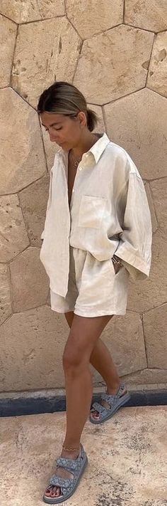 Summer 23 Style, Stylish Linen Outfits, Summer Casual Outfits For Women 2024, Minimal Summer Outfit, Holiday Outfits Summer, Uggs Boots, Summer Beach Vacation, Beach Summer