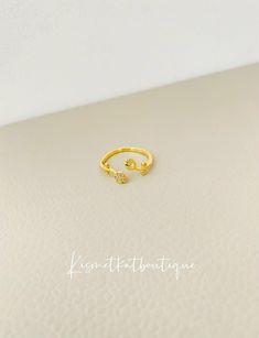 This beautiful gold tulip ring is the perfect way to add a touch of elegance and nature-inspired design to your jewelry collection. Handmade with care, this ring features a delicate and intricate tulip flower design that sits perfectly on the finger. The adjustable open band ensures a comfortable fit for any finger size. Crafted from high-quality materials, this ring is made to last and can be worn for any occasion. The gold finish gives it a timeless and classic look, making it a great gift for Nature Inspired Design, Tulips Flowers, Handmade Flowers, Unique Engagement Rings, Handmade Ring, Statement Pieces, Flower Designs, Ring Verlobung, Tulips