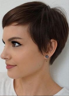 Haircuts Designs, Haircuts Trending, Dyeing Hair, Really Short Hair, Layered Hairstyles, Fabulous Hair, Pixie Haircut For Thick Hair, Short Hair Undercut, Pixie Hair