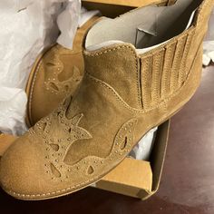 Zara Tan Brown Suede Ankle Boots Size 3 Excellent Condition New In Box Brown Western Booties With Round Toe, Western Brown Booties With Round Toe, Zara Brown Casual Boots, Casual Beige Suede Booties, Beige Closed Toe Casual Booties, Casual Beige Booties With Round Toe, Casual Beige Closed Toe Booties, Zara Casual Ankle Boots, Zara Suede Boots With Round Toe