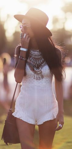 Boho look | white boho romper, macaquinho branco de alcinha e maxi colar de moedas Moda Coachella, Look Da Festival, Look Hippie Chic, Stile Boho Chic, Moda Hippie, Look Boho Chic, Boho Mode, Look Festival, Festival Trends