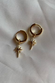 Dainty Jewelry Aesthetic Earrings, Alternative Gold Jewelry, Gold Alt Jewelry, Gold Assesories Outfit, Gold Star Jewelry Aesthetic, Delicate Earrings Gold, Casual Earrings Simple, Gold Jewelry Y2k, Grunge Gold Jewelry