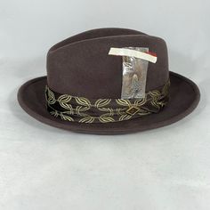 Stacy Adams Pinch Front Fedora Hat Material: 100% Wool 1 1/2" Brown Pleated Ribbon Stacy Adams Pin Logo On The Left Side Style: Fedora Brim: 2" Inch The Inner Circumference Is Approximately 22" Model: Saw582-Brn Condition Note: Brand New With Tag. Elegant Brown Flat Bill Hat, Brown Fitted Fedora For Kentucky Derby, Fitted Hat With Short Brim And Lining, Fitted Hats With Curved Brim And Lining, Fitted Brown Fedora For Winter, Fitted Lined Hats With Curved Brim, Fitted Lined Hat With Curved Brim, Vintage Fitted Felt Hat With Flat Bill, Fitted Brown Cloche Hat With Flat Brim